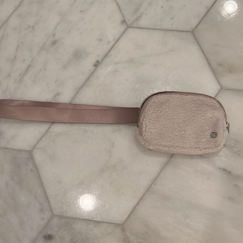 Lululemon Sherpa belt bag